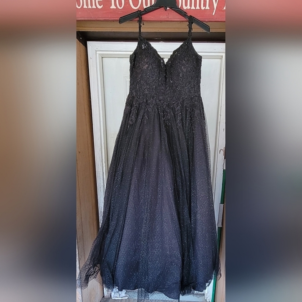 Ellie Wilde Black Sleeveless Prom Gown